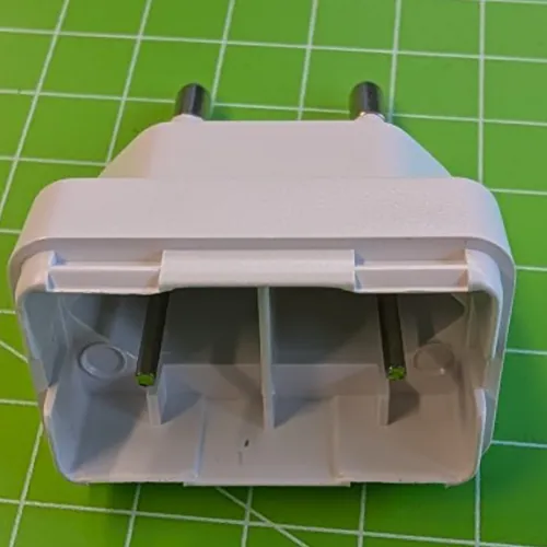 Alimentation USB vide (sans circuit imprimé). Le logement peut être ouvert pour cacher de l'argent ou des petits objets similaires à l'intérieur.