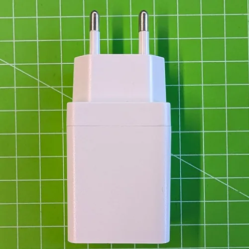Alimentation USB vide (sans circuit imprimé). Le logement peut être ouvert pour cacher de l'argent ou des petits objets similaires à l'intérieur.