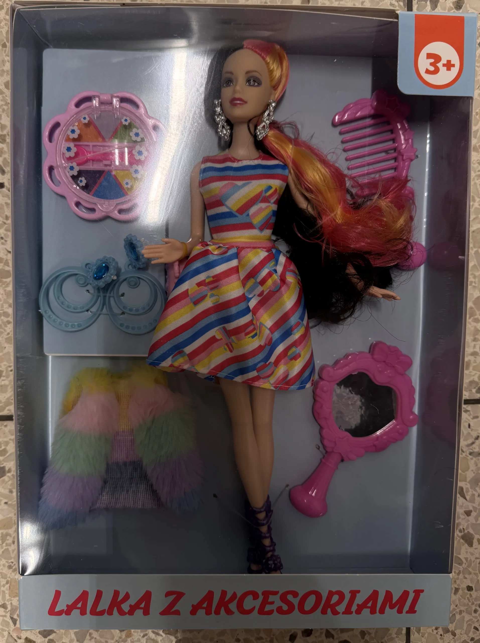 Poupée en plastique avec accessoires en plastique.