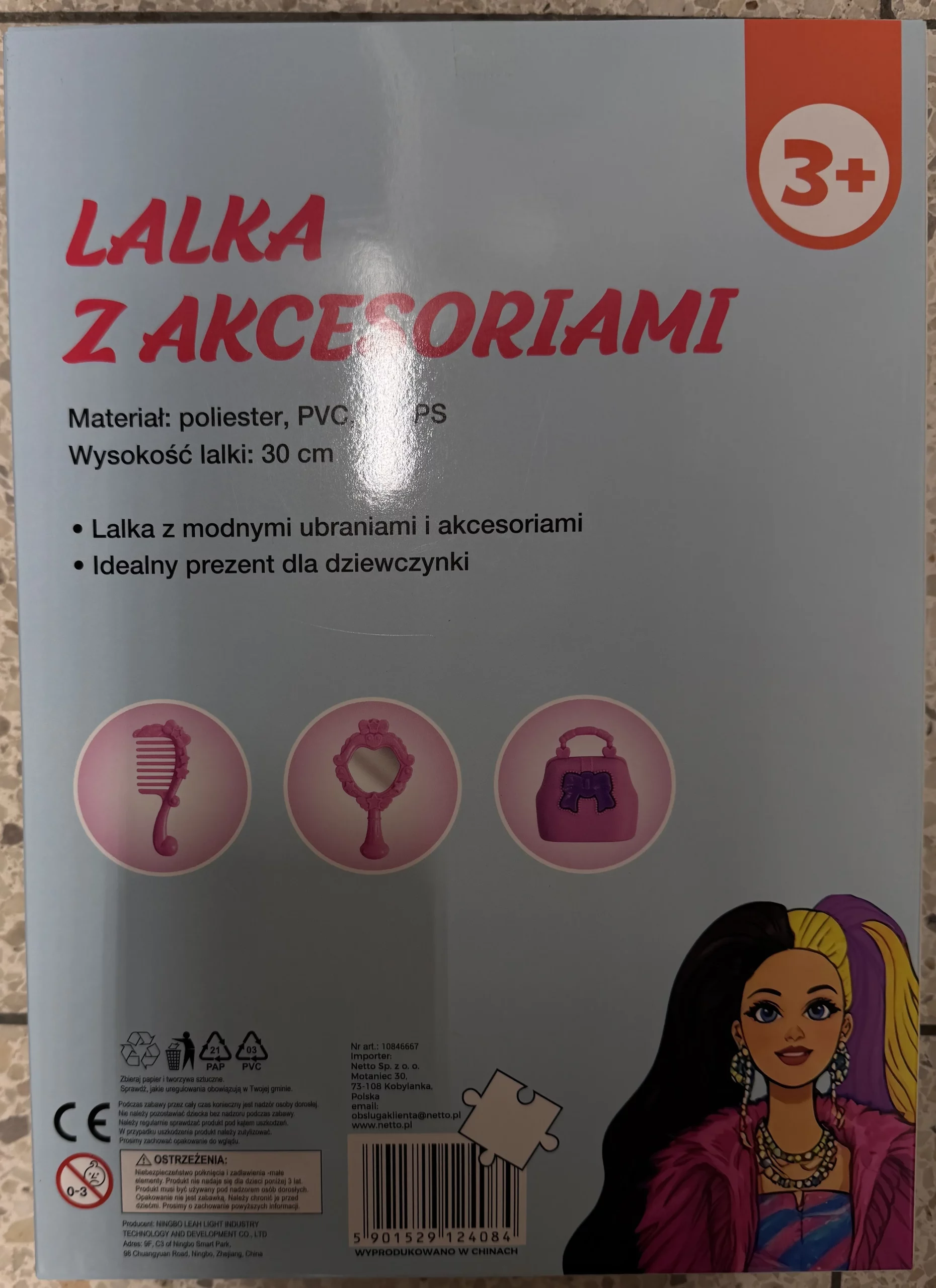 Poupée en plastique avec accessoires en plastique.