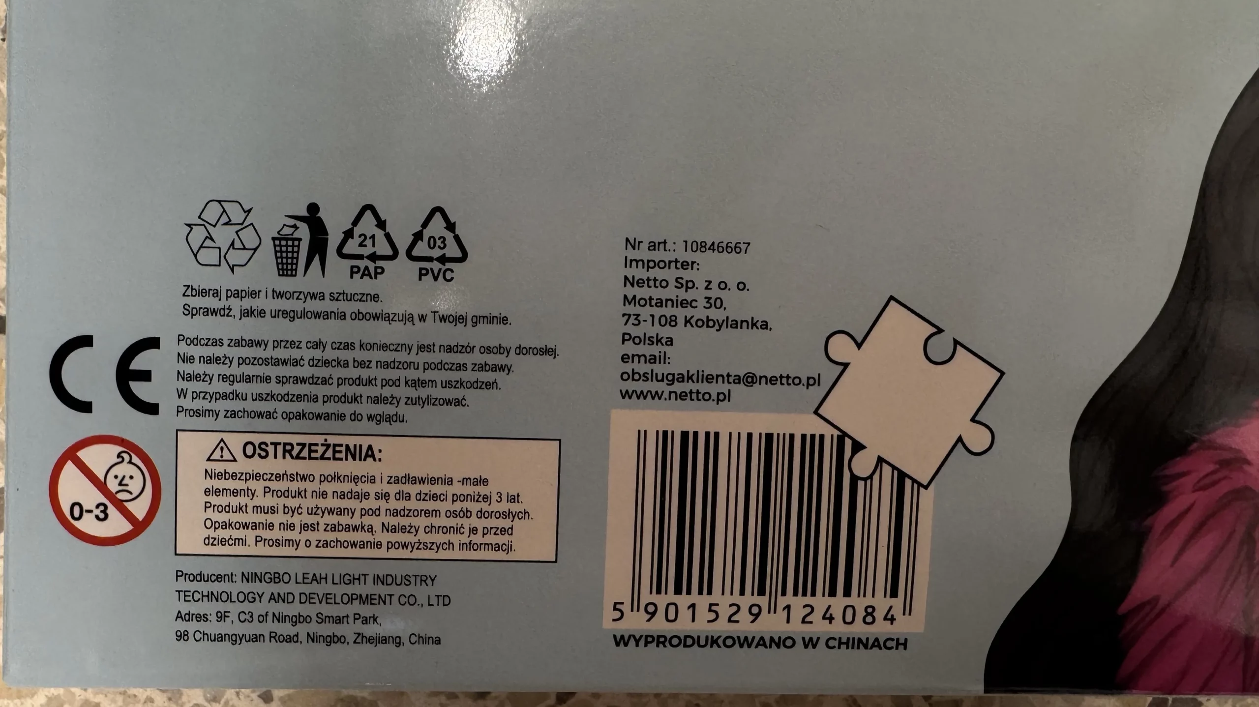 Poupée en plastique avec accessoires en plastique.