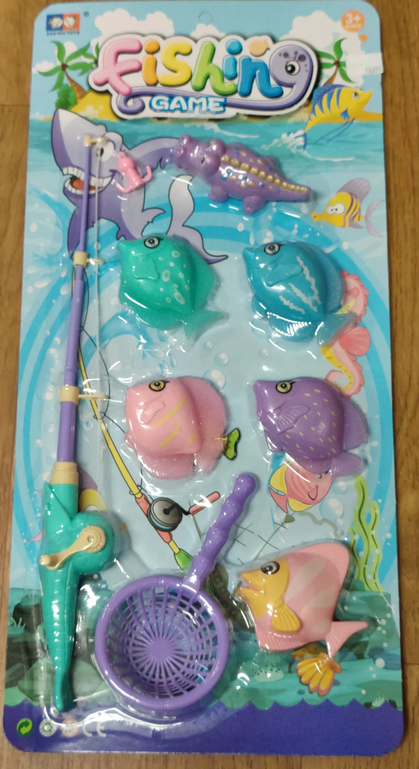 L'ensemble se compose d'une canne à pêche avec un crochet (élément magnétique) attaché à une ligne, six figurines avec des composants métalliques attachés et un filet d'atterrissage en plastique.