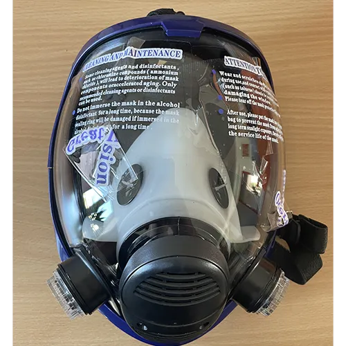 Masque respirateur intégral, destiné à protéger contre les gaz et les poussières pendant les travaux de construction et en particulier avec des produits chimiques. Le produit est fourni avec des filtres et des bouchons d'oreille.