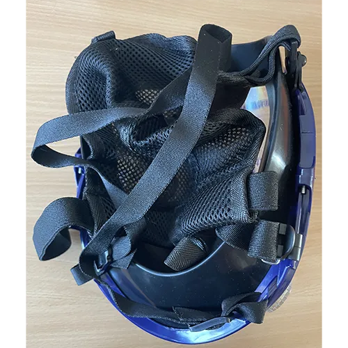 Masque respirateur intégral, destiné à protéger contre les gaz et les poussières pendant les travaux de construction et en particulier avec des produits chimiques. Le produit est fourni avec des filtres et des bouchons d'oreille.