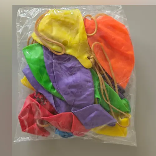 Pack de 12 ballons en latex de différentes couleurs.