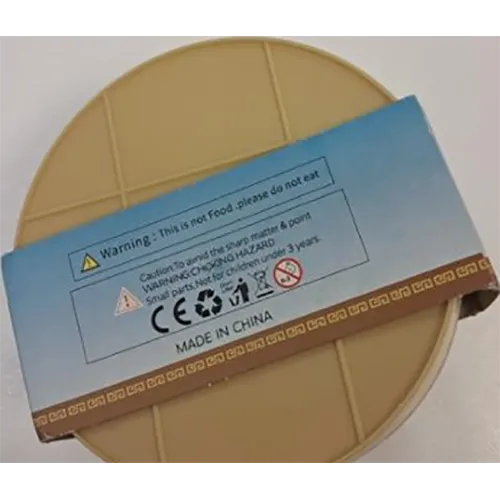 Pot en plastique de type «panier» contenant un seul jouet à boulettes en plastique souple et polymère.