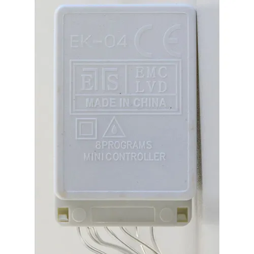 Chaîne d'éclairage de Noël connectée en série avec un câble transparent, 144 lumières LED et un boîtier de commande blanc. L'appareil est équipé d'un mini-contrôleur EK-04 modèle 8 programmes. Données techniques: 220 V, appareil de classe II.