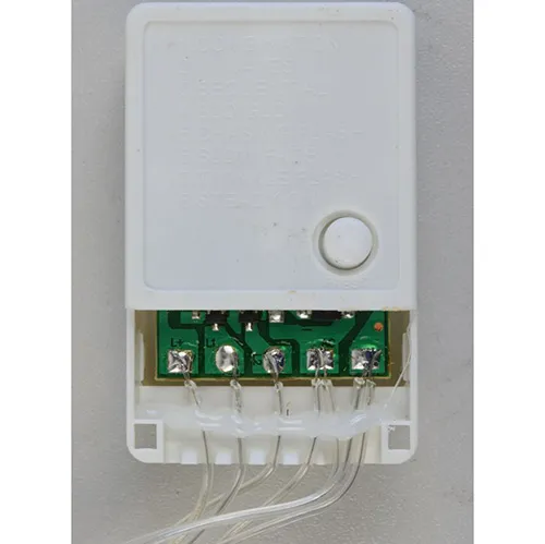 Chaîne d'éclairage de Noël connectée en série avec un câble transparent, 144 lumières LED et un boîtier de commande blanc. L'appareil est équipé d'un mini-contrôleur EK-04 modèle 8 programmes. Données techniques: 220 V, appareil de classe II.