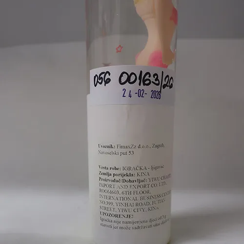 Slime de jouet avec une poupée.