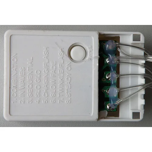 Chaîne d'éclairage LED de Noël à alimentation principale en forme d'étoile à cinq branches, équipée d'un boîtier de commande blanc à 8 fonctions et d'une prise de connexion série. Données techniques: 220 V.