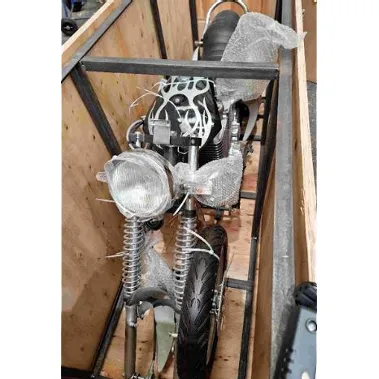 Moto électrique fournie avec une prise murale et un chargeur.