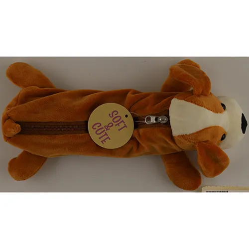 Deux étuis à crayons en peluche en forme de chien. Un chien est brun clair et avec une fermeture à glissière brune, tandis que le second est brun foncé et a une fermeture à glissière noire.