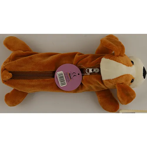 Deux étuis à crayons en peluche en forme de chien. Un chien est brun clair et avec une fermeture à glissière brune, tandis que le second est brun foncé et a une fermeture à glissière noire.