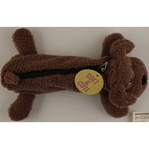 Deux étuis à crayons en peluche en forme de chien. Un chien est brun clair et avec une fermeture à glissière brune, tandis que le second est brun foncé et a une fermeture à glissière noire.