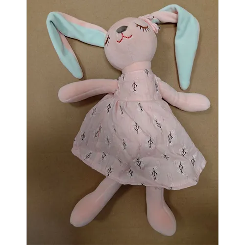 Jouet doux, en forme de lapin rose avec de longues oreilles vertes et roses, portant une robe rose.