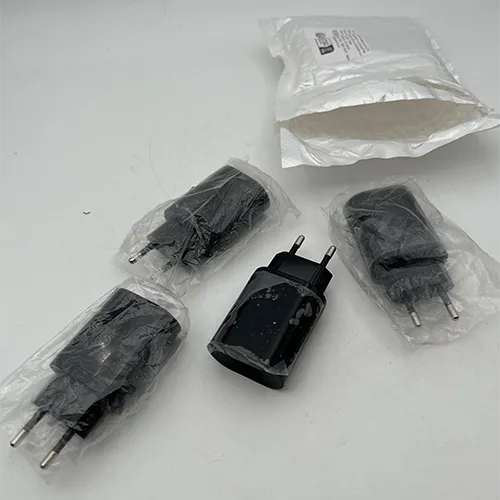 Adaptateur de chargeur rapide secteur noir avec ports USB.
