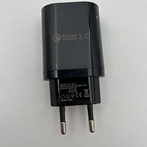Adaptateur de chargeur rapide secteur noir avec ports USB.