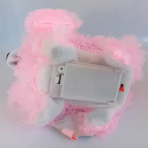 Jouet en plastique en forme de chien ​​avec des éléments. Cadre en plastique dur recouvert d'un tissu doux en peluche.