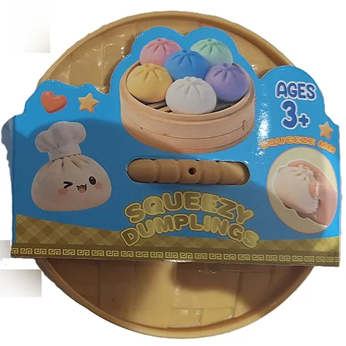 Pressez le jouet en forme de boulette chinoise dans un récipient en plastique fait pour ressembler à un vapeur de bambou.