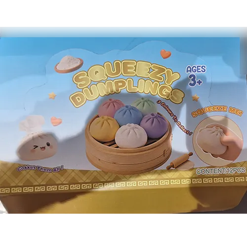 Pressez le jouet en forme de boulette chinoise dans un récipient en plastique fait pour ressembler à un vapeur de bambou.