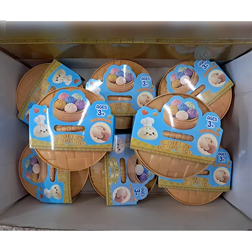 Pressez le jouet en forme de boulette chinoise dans un récipient en plastique fait pour ressembler à un vapeur de bambou.
