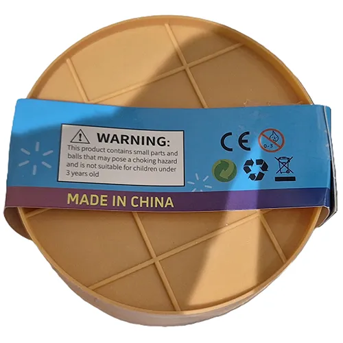 Pressez le jouet en forme de boulette chinoise dans un récipient en plastique fait pour ressembler à un vapeur de bambou.