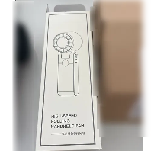 Ventilateur pliable portable rechargeable avec un boîtier en plastique noir et rose, vendu avec un câble de chargement USB et une sangle de poignet.