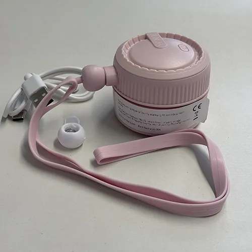 Ventilateur de cou portable rechargeable avec un boîtier en plastique rose et une sangle de cou en silicone, vendu avec un câble de charge USB.