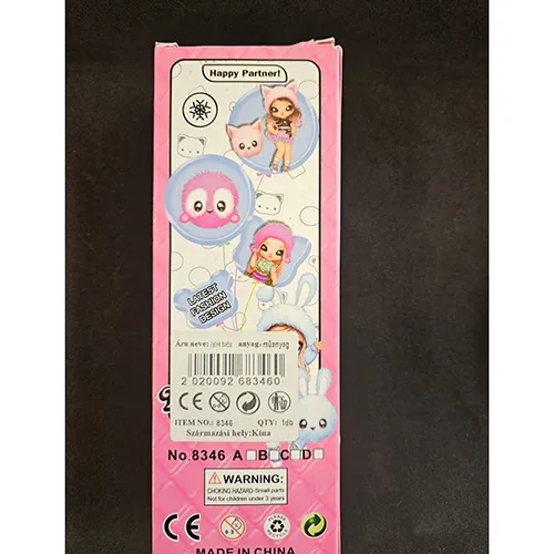 Poupée en plastique avec des vêtements colorés.