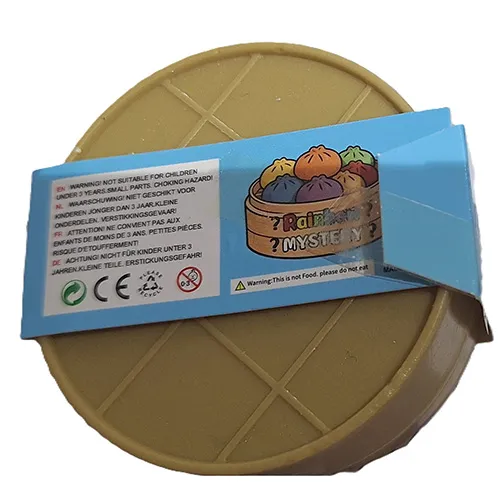 Pressez le jouet en forme de boulette chinoise dans un récipient en plastique fait pour ressembler à un vapeur de bambou.