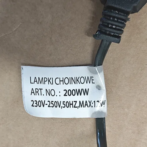 Chaîne d'éclairage, destinée à l'interconnexion, contenant 200 lumières LED non remplaçables. Le produit comprend un dispositif pour changer les modes d'éclairage.