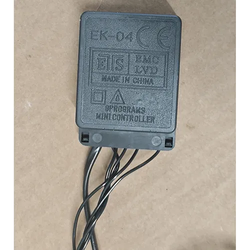 Chaîne d'éclairage, destinée à l'interconnexion, contenant 200 lumières LED non remplaçables. Le produit comprend un dispositif pour changer les modes d'éclairage.
