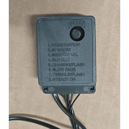 Chaîne d'éclairage destinée à l'interconnexion, contenant 300 lumières LED non remplaçables. Le produit comprend un dispositif pour changer les modes d'éclairage.