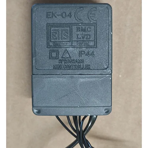 Chaîne d'éclairage destinée à l'interconnexion, contenant 300 lumières LED non remplaçables. Le produit comprend un dispositif pour changer les modes d'éclairage.