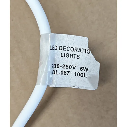 Chaîne d'éclairage, destinée à l'interconnexion, contenant 100 sources lumineuses LED non remplaçables.