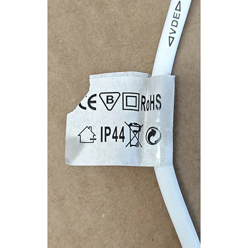 Chaîne d'éclairage, destinée à l'interconnexion, contenant 100 sources lumineuses LED non remplaçables.