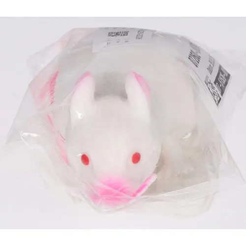 Jouet en plastique extensible en forme de souris, rempli de sable.