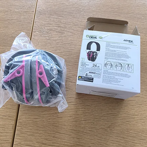 Bouchons d'oreilles noirs et roses avec emballage indiquant Slim Passive Earmuffs SNR 28 dB.