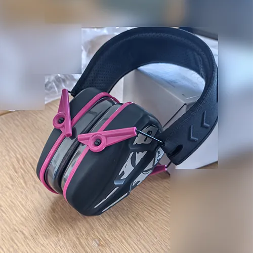 Bouchons d'oreilles noirs et roses avec emballage indiquant Slim Passive Earmuffs SNR 28 dB.