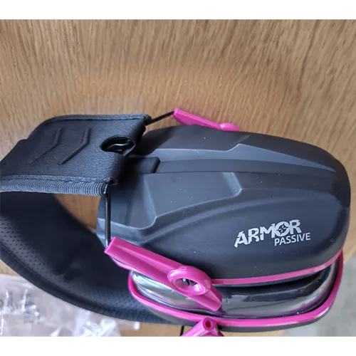 Bouchons d'oreilles noirs et roses avec emballage indiquant Slim Passive Earmuffs SNR 28 dB.