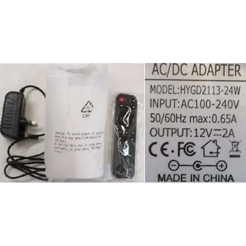 Projecteur de couleur blanche fourni avec adaptateur CA et télécommande noire.