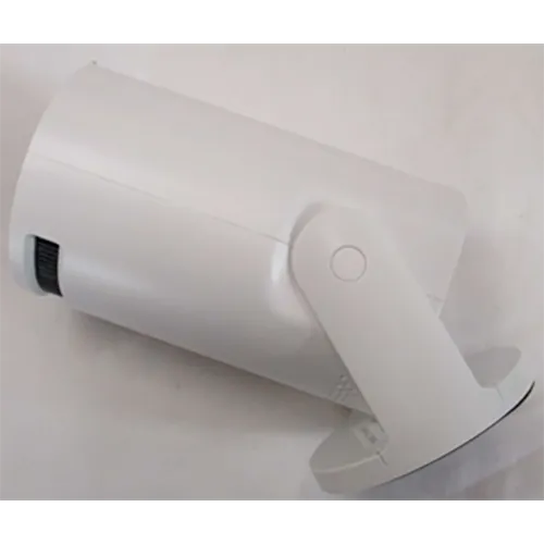 Projecteur de couleur blanche fourni avec adaptateur CA et télécommande noire.