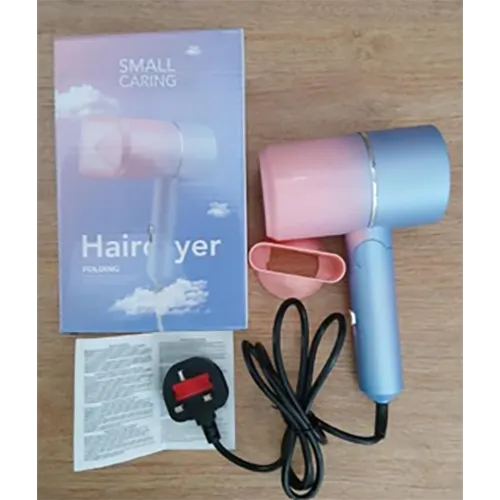 Sèche-cheveux pliable rose clair et bleu avec câble et prise.