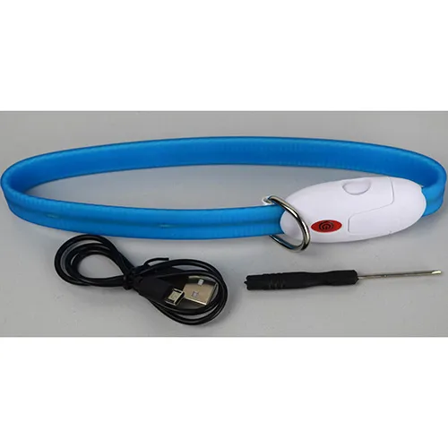 Collier de chien LED bleu en PVC souple, fourni avec un câble USB noir et un tournevis.