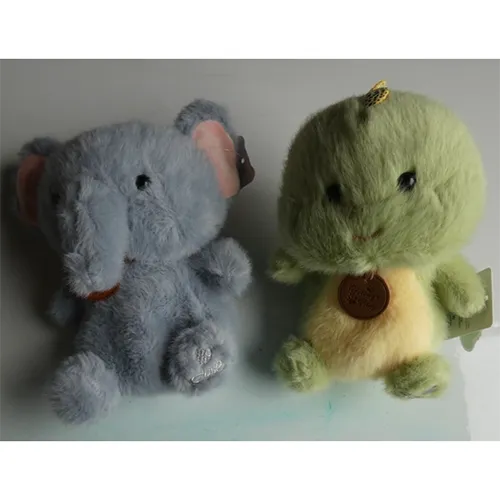 Ensemble de deux peluches: l'un sous la forme d'un bébé dinosaure de couleur verte et l'autre sous la forme d'un éléphant bleu.