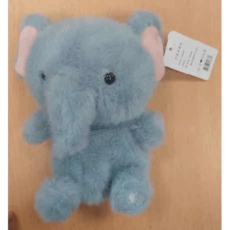 Ensemble de deux peluches: l'un sous la forme d'un bébé dinosaure de couleur verte et l'autre sous la forme d'un éléphant bleu.