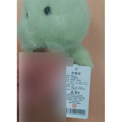 Ensemble de deux peluches: l'un sous la forme d'un bébé dinosaure de couleur verte et l'autre sous la forme d'un éléphant bleu.
