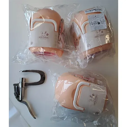 Lapin à jouet souple beige partiellement rembourré, actionné par batterie, qui se déplace tout seul. Comprend un support en plastique rose et divers accessoires en plastique (bol rouge, sèche-cheveux, peigne, miroir et carotte).