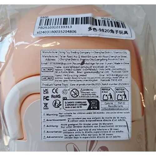 Lapin à jouet souple beige partiellement rembourré, actionné par batterie, qui se déplace tout seul. Comprend un support en plastique rose et divers accessoires en plastique (bol rouge, sèche-cheveux, peigne, miroir et carotte).