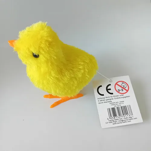Jouet d'enroulement en forme de poulet en plastique rigide et recouvert de tissu doux. Lorsque la clé est enroulée, le jouet bouge.